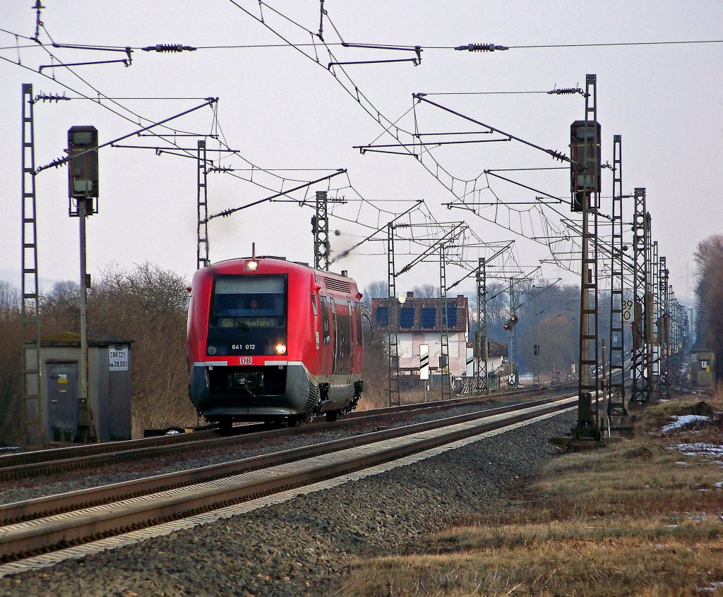 641 012 ( Lauchringen ) auf Probefahrt in Singlis, 20.2.010.  Man beachte, dass mit 2-Licht-Spitzensignal gefahren wird ;)