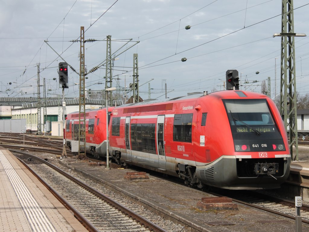 641 016 am 08.03.2013 bei Rangiern zur Abstellung mit Schwester Zug in Basel Bad Bf.