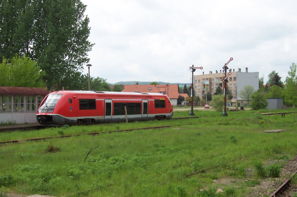 641 023 - verlt den Bhf Laucha am 13.05.2006 in Richtung Nebra. (Man beachte die wunderschnen Formsignale!) 
