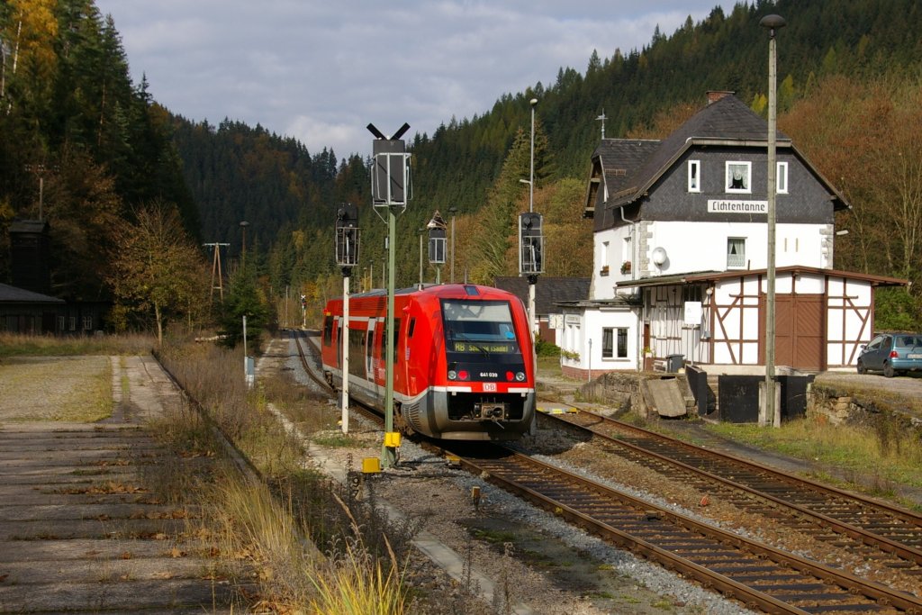 641 039 als RB Blankenstein-Saalfeld am 26.10.2009 in Lichtentanne.Die Sormitztalbahn wird z.Zt.auf Estw-Technik umgestellt,wie an den neuen Signalen zu erkennen ist.