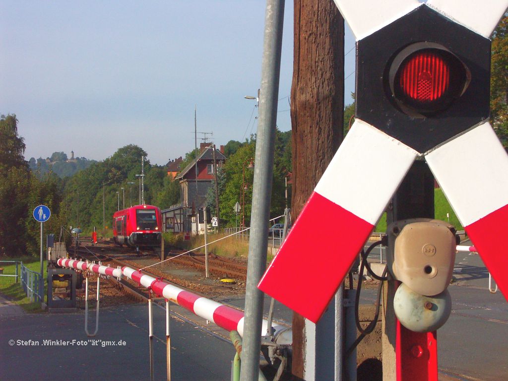 641 040 verlsst als RB Blankenstein/Saale und fhrt Ri Saalfeld. Im Hintergrund der Bergfried in Lichtenberg in Bayern. Der ehem. Bf. Lichtenberg an der alten Hllentalbahn ist Tourismus-Infozentrum und wird derzeit grundlegend saniert... Diese Bahn knnte man heute auch brauchen, um nicht fast 200 Km zu fahren nach Hof an der Saale sondern nur knapp unter 30 km. Deshalb gibt es am 25.09.2010 eine demonstrative Gruppen-Zugfahrt ber den grossen Umweg nach Marxgrn. Siehe www. hoellennetz.de.