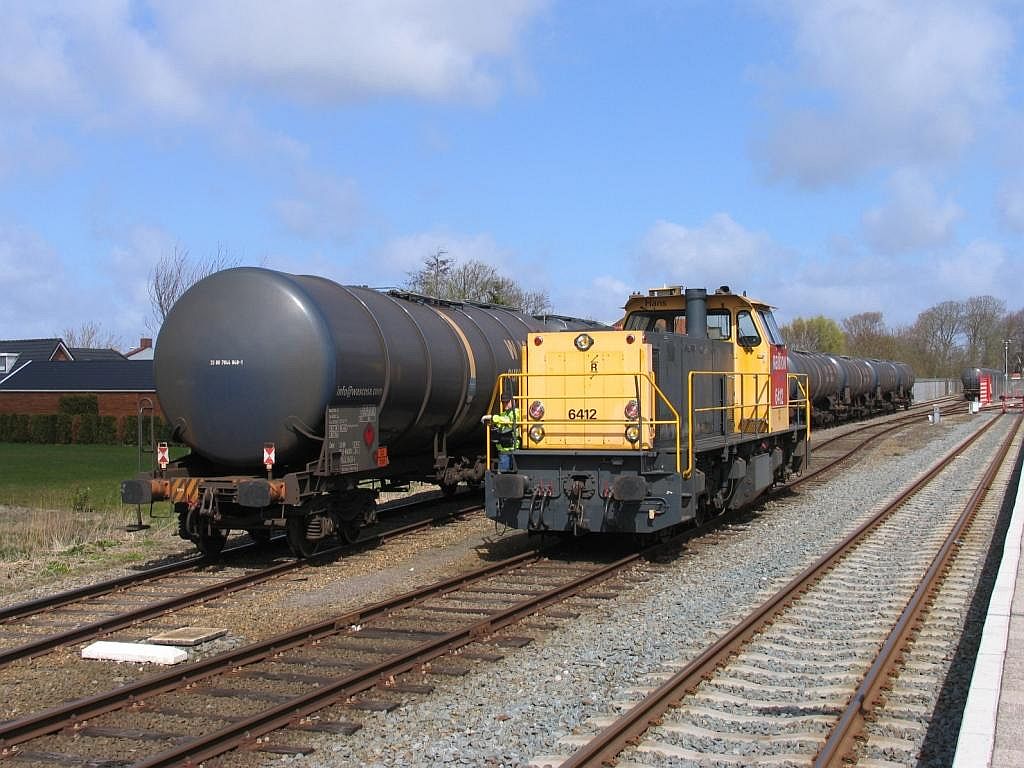 6412 auf Bahnhof Roodeschool am 16-4-2010.