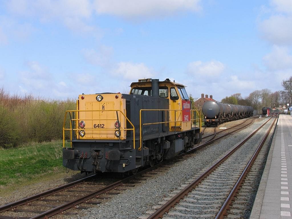 6412 auf Bahnhof Roodeschool am 16-4-2010.