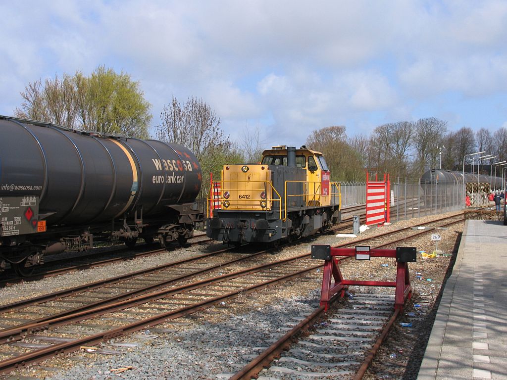 6412 auf Bahnhof Roodeschool am 16-4-2010.