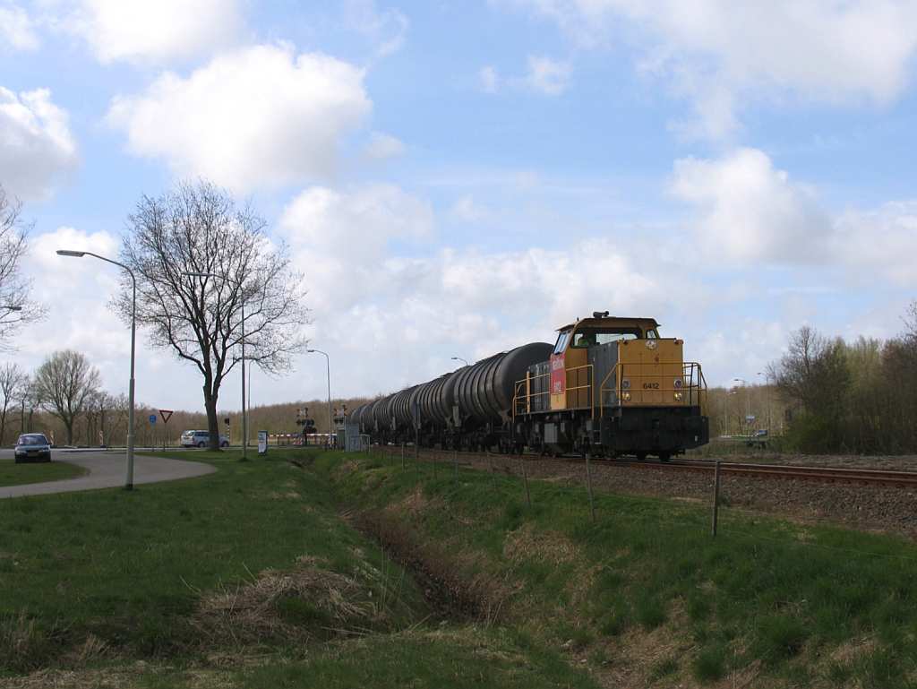 6412 mit Gterzug 62230 Onnen-Roodeschool bei Uithuizermeeden am 16-4-2010. 