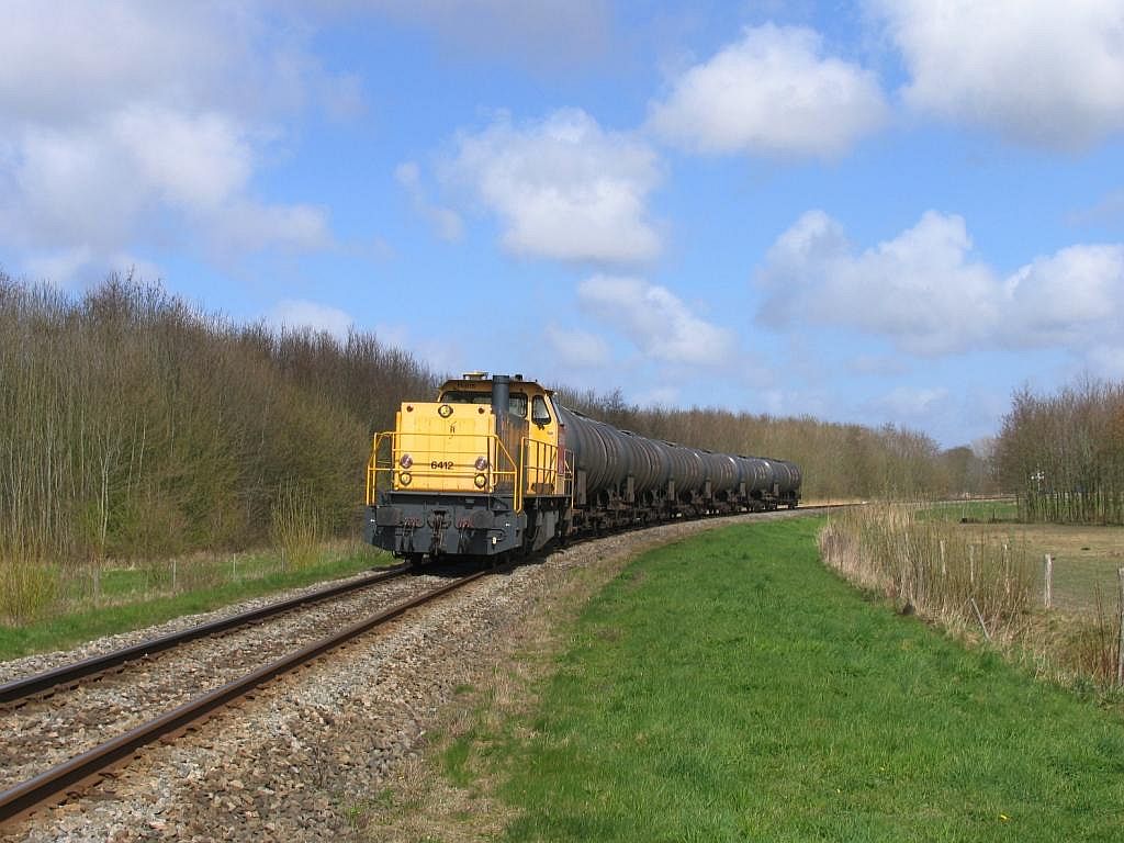 6412 mit Gterzug 62230 Roodeschool-Onnen bei Uithuizen am 16-4-2010.