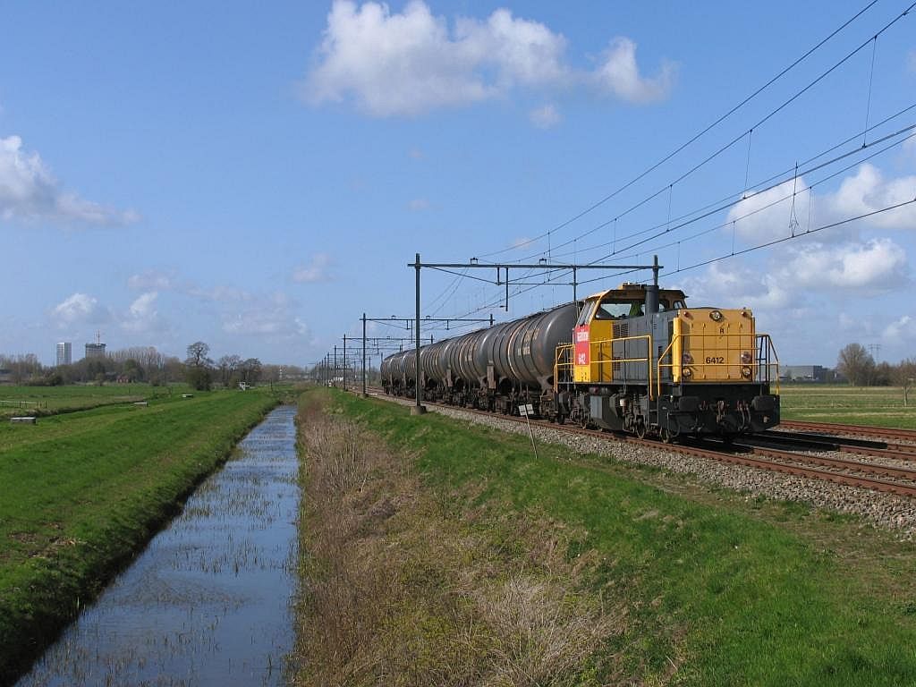 6412 mit Gterzug 62230 Roodeschool-Onnen bei Haren am 16-4-2010.