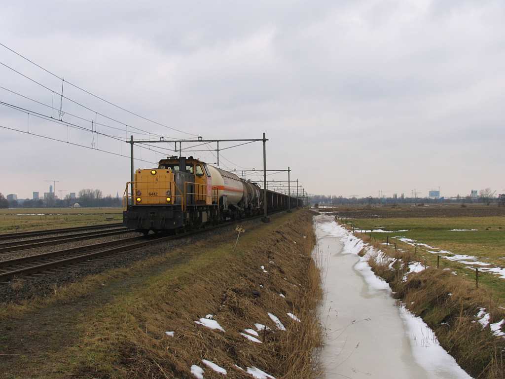 6412 mit Gterzug von Delfzijl nach Onnen bei Haren am 19-2-2010. 