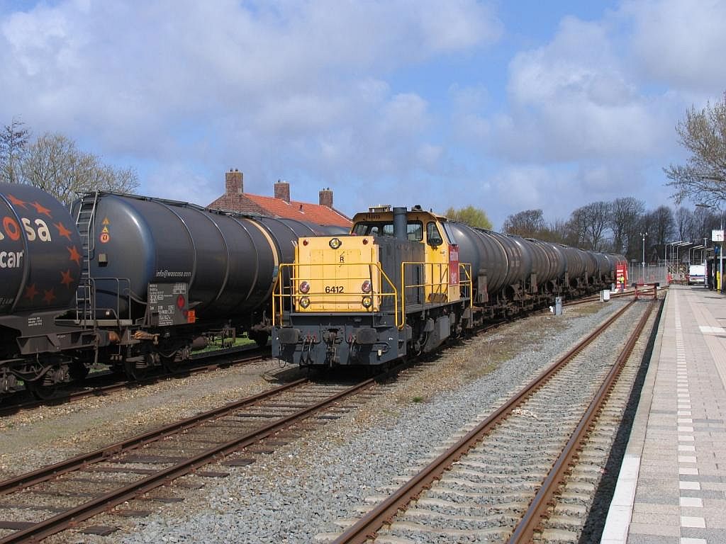 6412 whrend rangieren mit Kondensatkesselwagens auf Bahnhof Roodeschool am 16-4-2010.