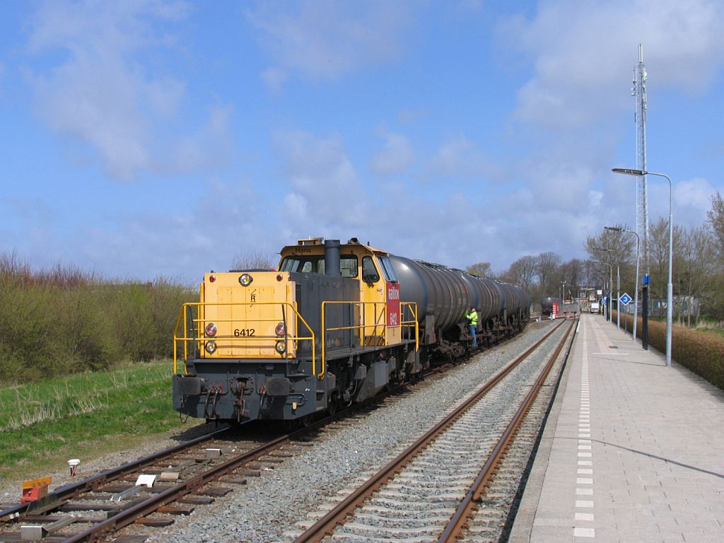 6412 whrend rangieren mit Kondensatkesselwagens auf Bahnhof Roodeschool am 16-4-2010.