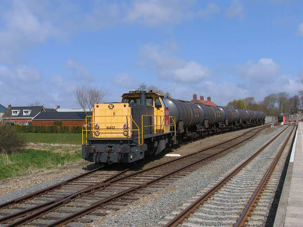 6412 whrend rangieren mit Kondensatkesselwagens auf Bahnhof Roodeschool am 16-4-2010. 