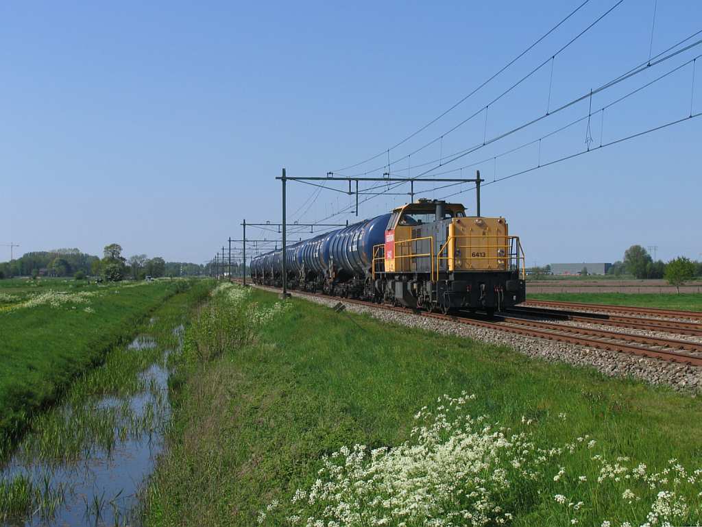 6413 mit Gterzug 55333 Roodeschool-Onnen bei Haren am 8-5-2008. 