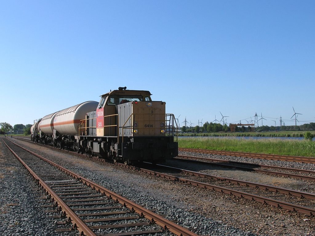 6414 mit einem Gterzug in Delfzijl Hafen am 4-6-2010.