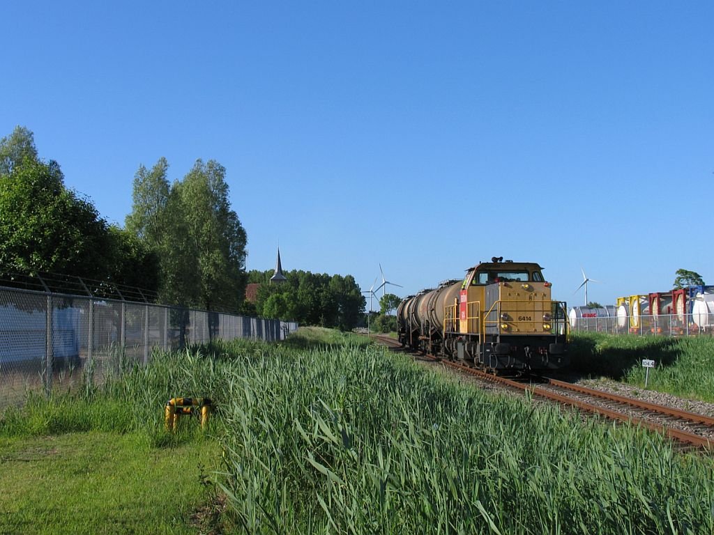 6414 mit einem Gterzug in Delfzijl Hafen am 4-6-2010.