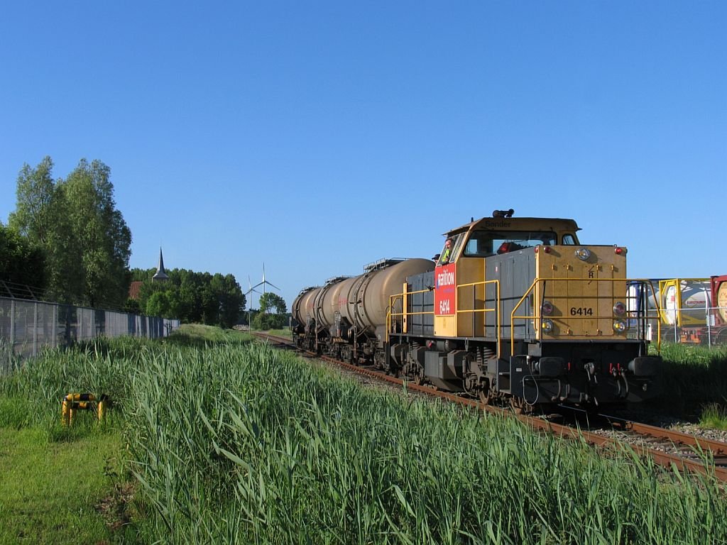 6414 mit einem Gterzug in Delfzijl Hafen am 4-6-2010.