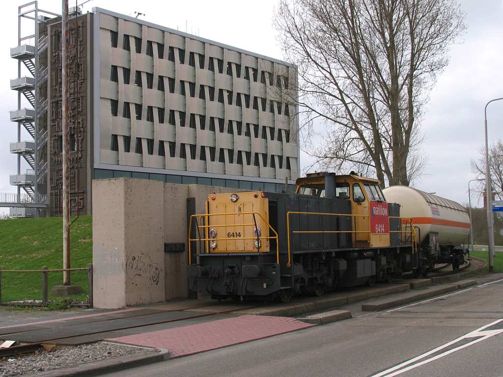 6414 mit Gterzug Delfijl-Onnen in Delfzijl Hafen am 16-4-2010. 