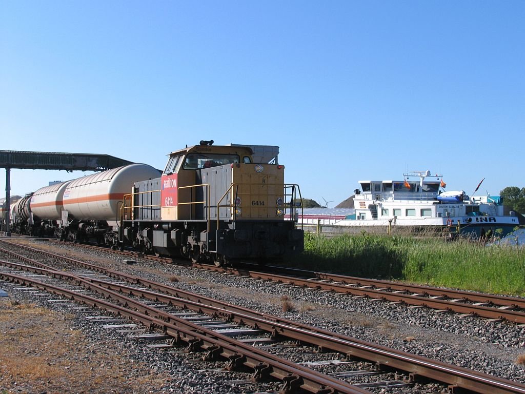 6414 mit Gterzug Delfzijl-Onnen in Delfzijl Hafen am 4-6-2010.