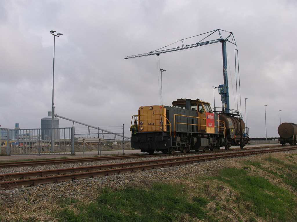 6414 mit eine Kesselwagen in Delfzijl Hafen am 16-4-2010. 