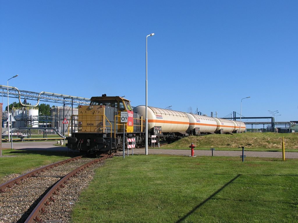 6414 whrend rangierarbeiten bei einem Chemiebetrieg in Delfzijl Hafen am 4-6-2010.