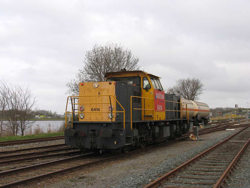 6414 whrend rangieren in Delfzijl Hafen am 16-4-2010. 