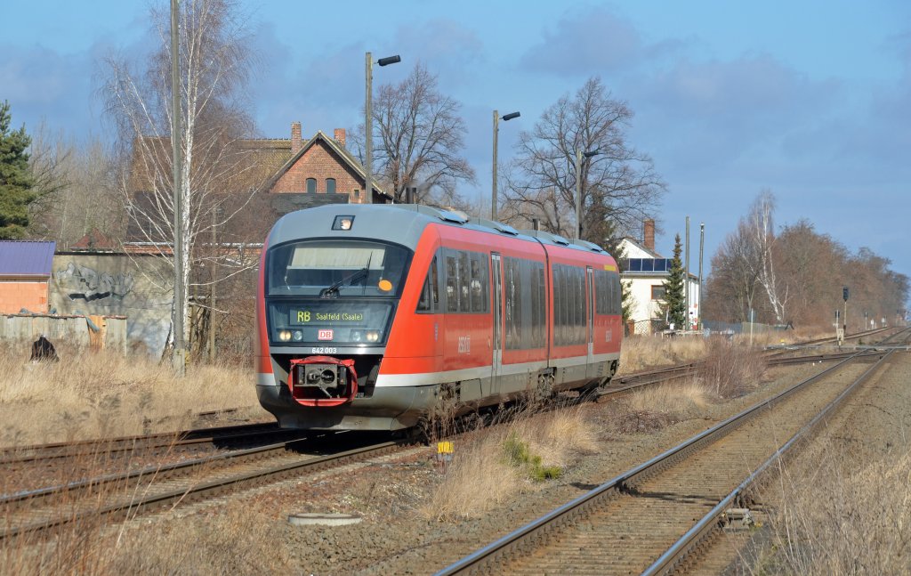 642 003 erreicht am 25.02.12 den Bahnhof Pegau. Fotografiert vom Bahnsteigende.