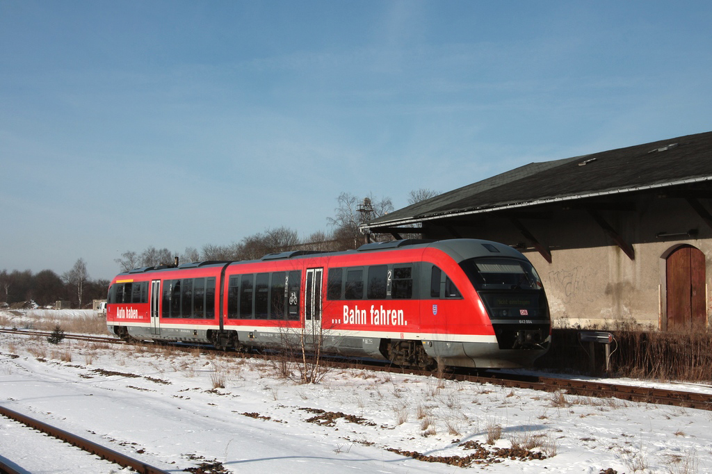 642 004/504 wartet am Gsch in Mehltheuer am 10.03.2010. Er war 8.47 Uhr als RB16461 angekommen und f�hrt erst 11.10 Uhr als RB16464 zur�ck nach Gera, stehenbleiben am Bst. 4 war nicht m�glich, da dieses Gleis in der Zwischenzeit f�r 2 RE und einen G�terzug ben�tigt wurde. Mit Fahrplanwechsel wurden die Anschl�sse zwischen der KBS546 und der VB7 verbessert und die langen Aufenthalte sind entfallen. 