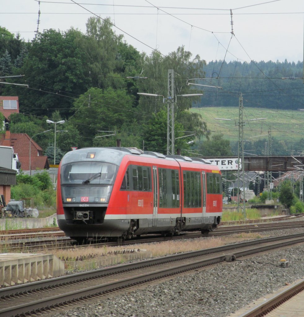 642 014 durchfhrt am 02. Juli 2012 den Kronacher Bahnhof ber Gleis 3.