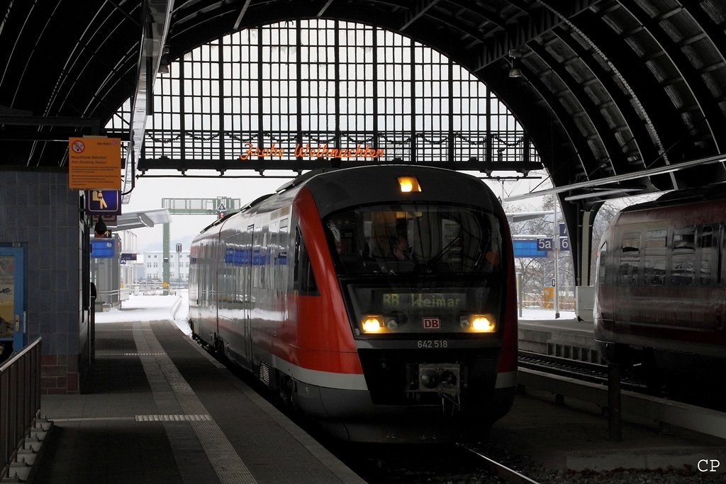642 018/518 fhrt am 19.12.2009 als RB von Gera nach Weimar. Man beachte den schnen Weihnachtsgru an der Bahnhofshalle!