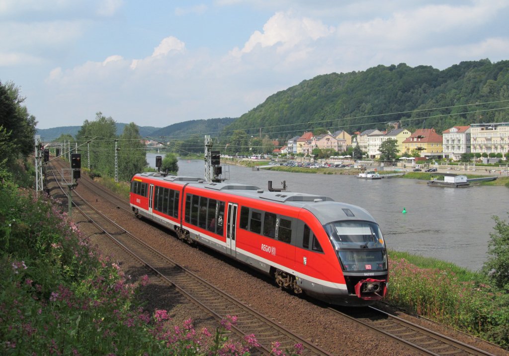 642 032 ist am 09. August 2012 als RB von Decin nach Bad Schandau bei Krippen unterwegs.