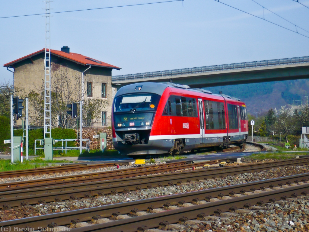 642 032 biegt als RE von Erfurt kommend in den Bahnhof Saalfeld (Saale) ein. (24.04.2010)