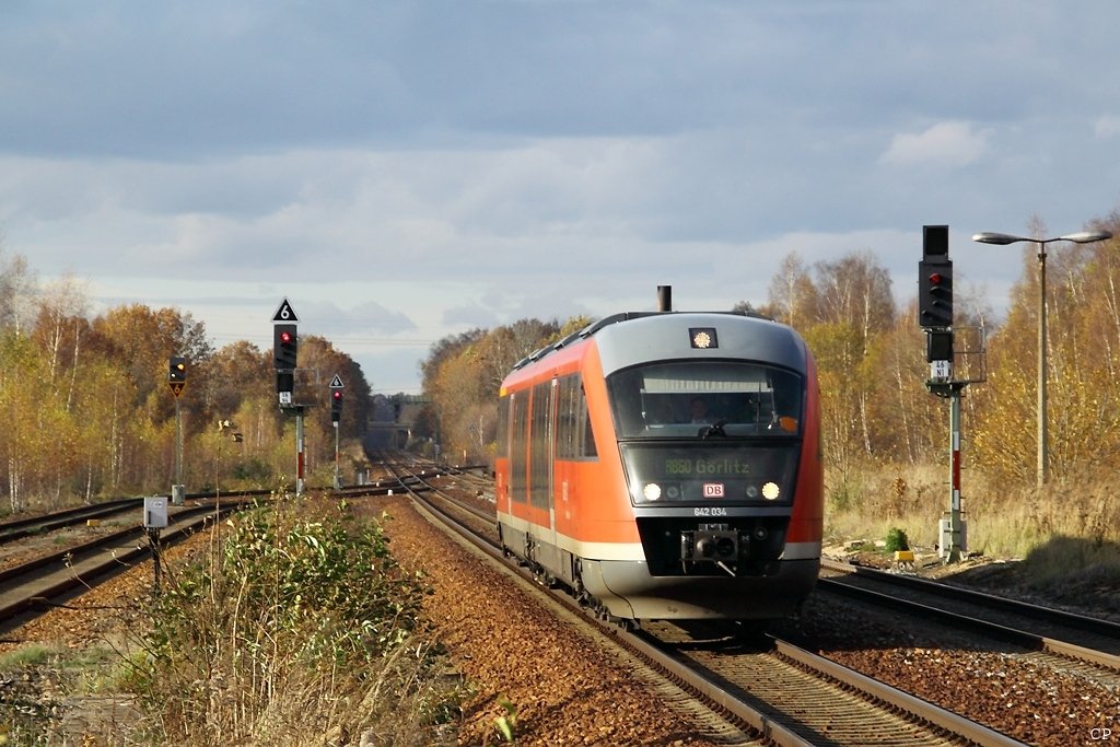 642 034 nach Grlitz am 5.11.2009 bei der Einfahrt in Arnsdorf.