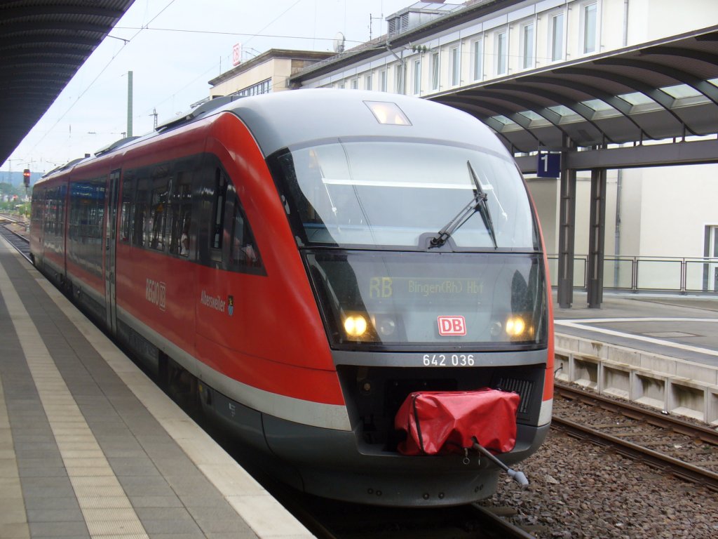642 036 steht als RB nach Bingen (Rhein) Hbf am 16.05.2011 in Kaiserslautern Hbf