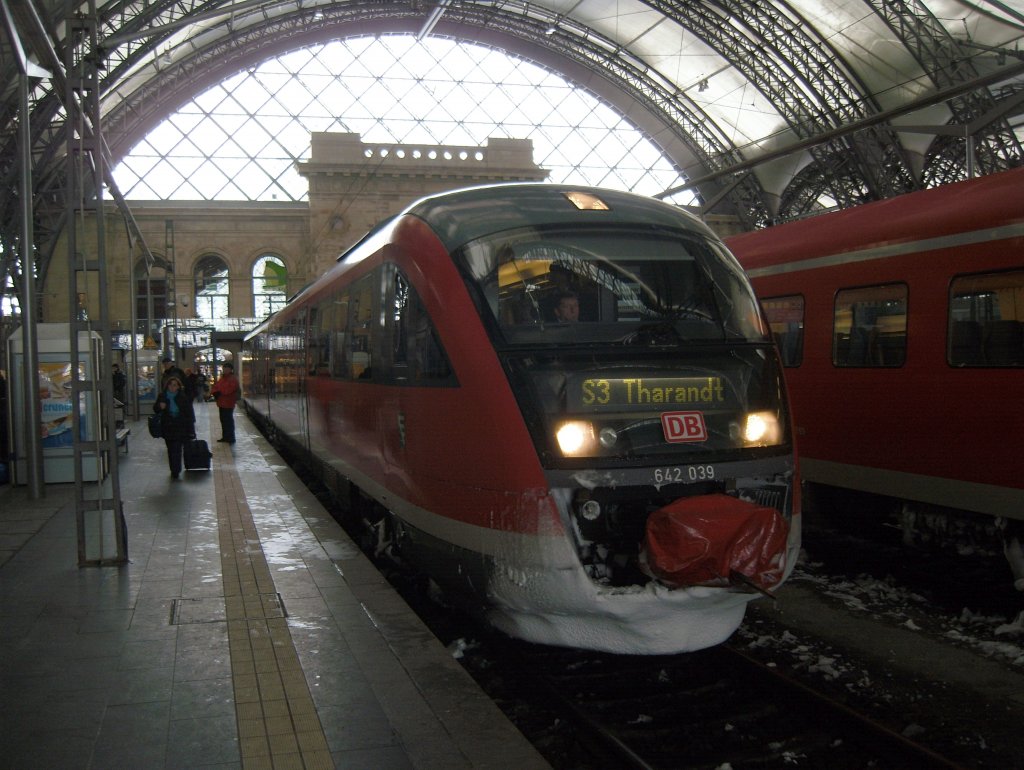 642 039 als S3 nach Tharandt auf dem Dresdner Hauptbahnhof. Witzig ist, dass dies sonst der VT ist der nach Wroclaw fhrt.
Dresden Hbf 10.12.2010