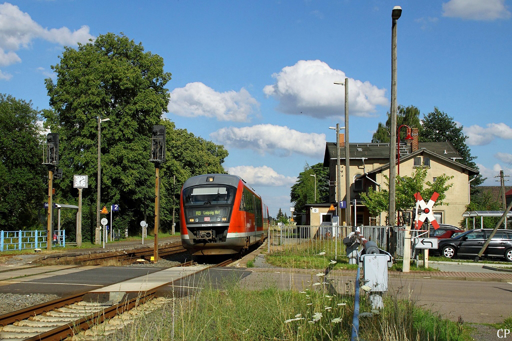 642 042 verlsst als RB 26383 am 8. Juli 2011 den Bahnhof Grosteinberg Richtung Leipzig.