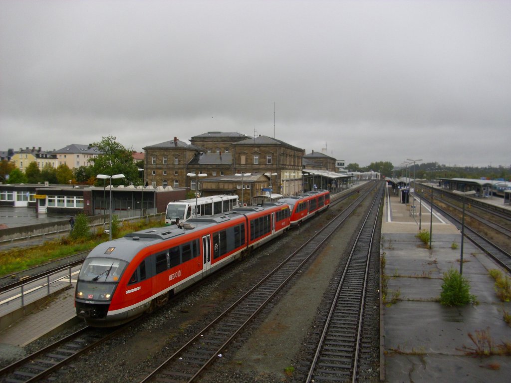 642 044 und 642 179 verlassen am 25. September 2010 als RE nach Reichenbach (Vogtland) den Hofer Hbf ber Gleis 2.
