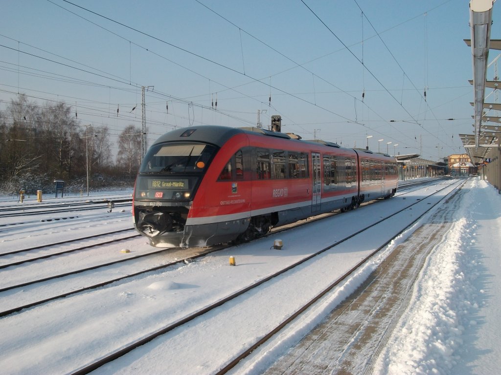 642 050 kam am 04.Dezember 2010 aus der Rostocker Abstellgruppe und fuhr zum Bahnsteig um dann nach Graal Mritz zufahren.