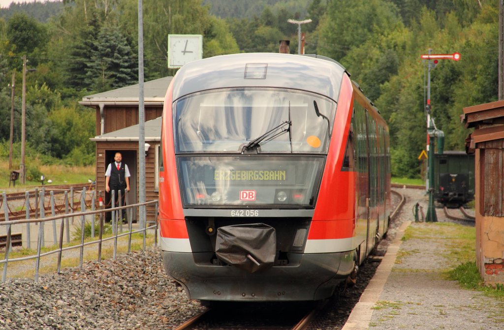 642 056 DB Erzgebirgsbahn verlsst den Bahnhof Cranzahl unter den wachsamen Augen eines DB Mitarbeiters am 12.08.2012.