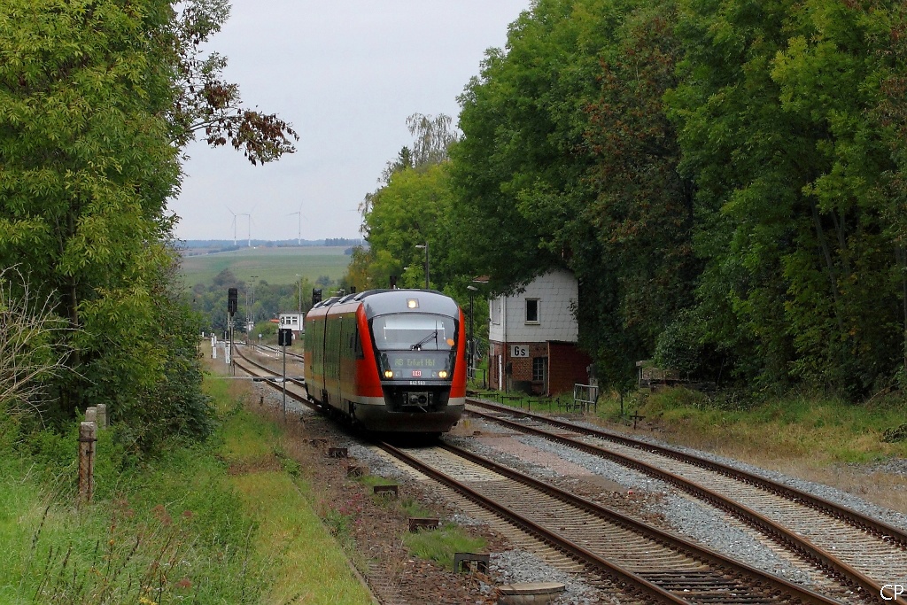 642 063 verl�sst den Bahnhof Greu�en Richtung Erfurt. Rechts ist das Stellwerk Gs erkennbar. (2.10.2010)