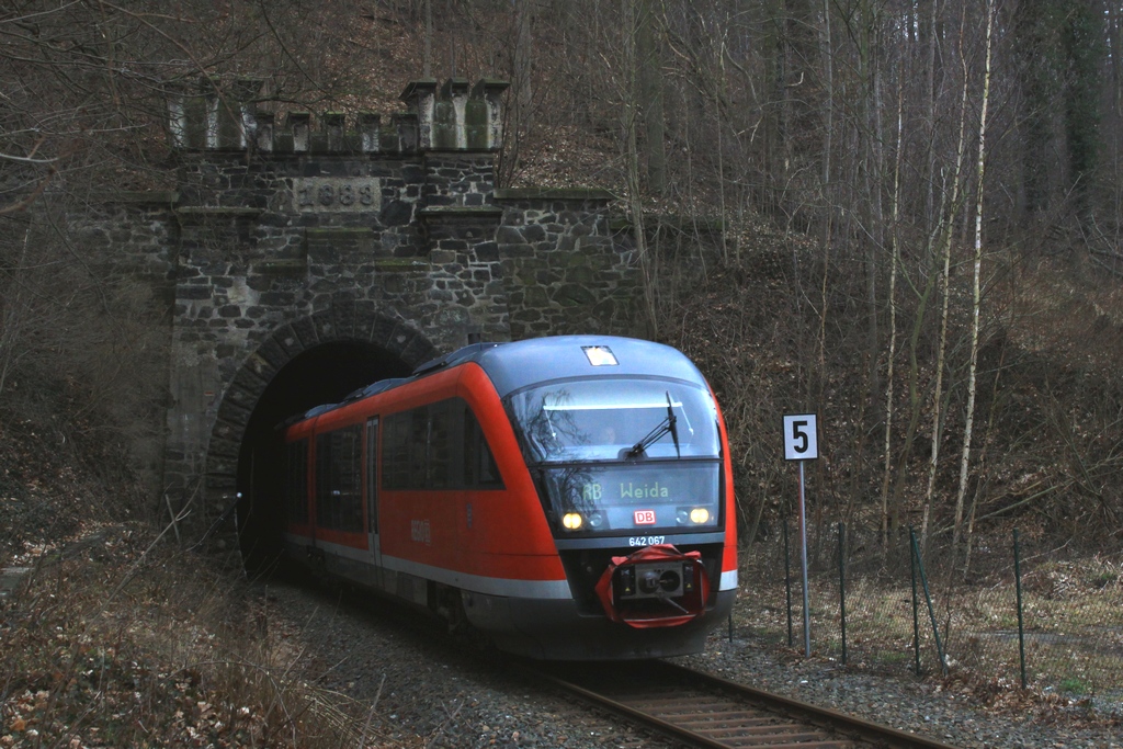642 067/567 als RB16464 am 12.03.2012 bei Ausf. aus dem Schlobergtunnel Weida. 