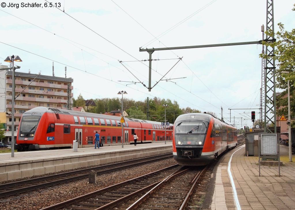 642 074 wartet am 6.5.13 als „Gredl“ in Roth auf Gleis 1, links ein RE nach Mnchen auf Gleis 3. 