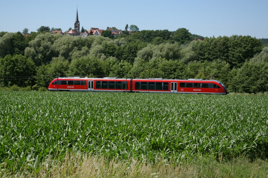 642 075 als RB 58728 Grfenberg-Nrnberg-Nordost am 27.06.2011 bei Igensdorf.Im Hintergrund ist die Ortschaft Stckach zu sehen.
