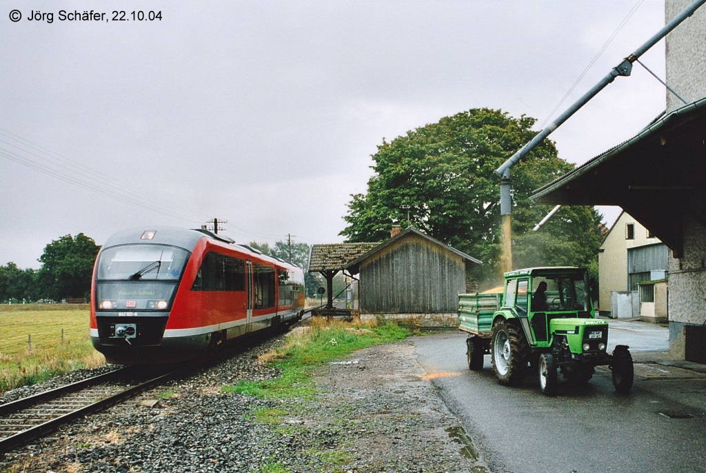 642 103 fhrt am 22.10.04 in Burgbernheim bei Herbstnieselregen als RB nach Steinach ab. Hinten sieht man noch die hlzerne Fassade des alten Empfangsgebudes.

