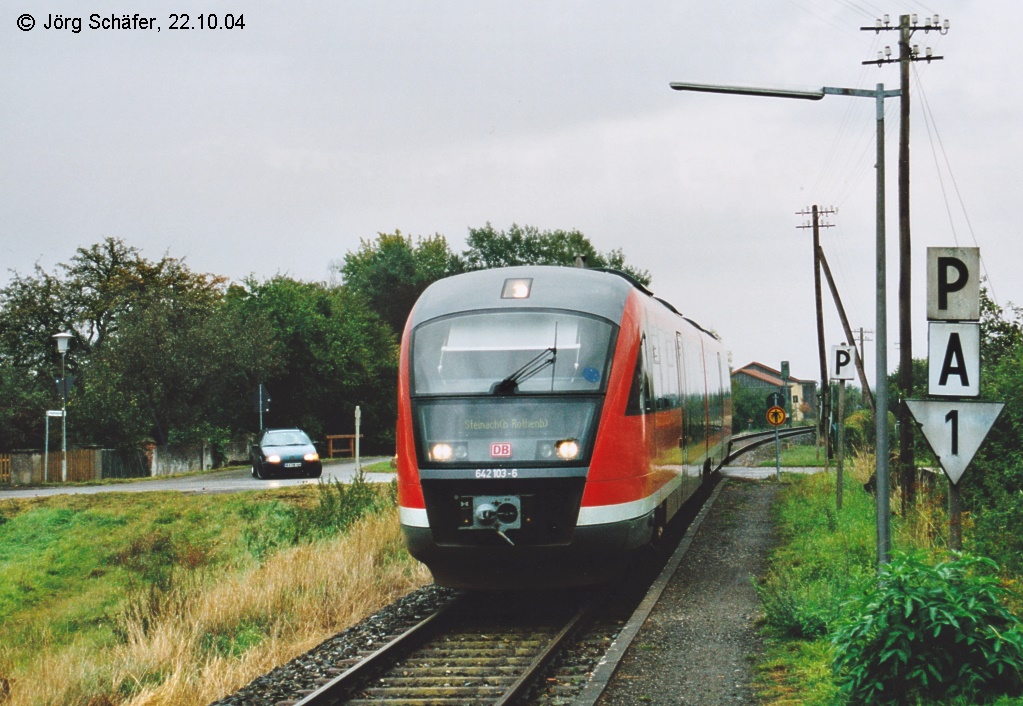 642 103 kommt am 22.10.04 als RB von Neustadt/Aisch in Burgbernheim an. Noch gibt es den schmalen Schttbahnsteig und den Schilderwald, der die Geschwindigkeit am Bahnbergang auf 10 km/h begrenzt.