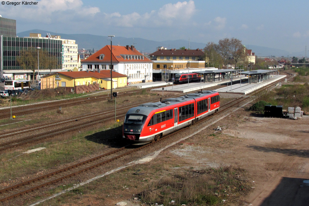 642 105-0  Hassel (Saar)  verlsst Landau (Pfalz) Hbf als RB 28812 Richtung Pirmasens Hbf. Aufgenommen am 13.04.2012.