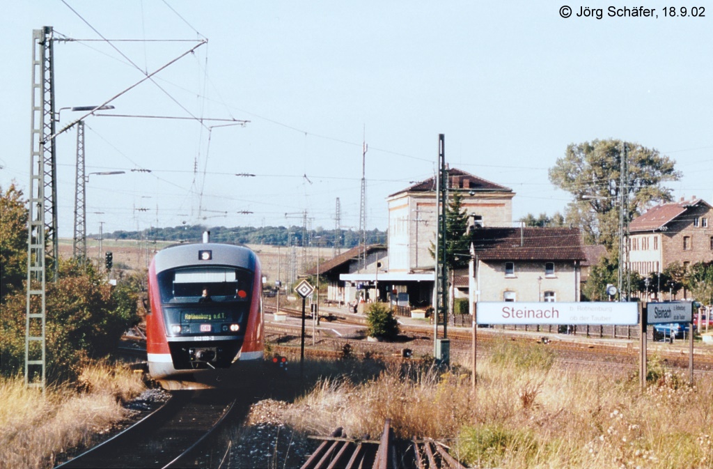 642 109 am 18.9.02 auf den ersten Metern seiner Fahrt nach Rothenburg. Noch im Steinacher Bahnhofsbereich beginnt die langgezogene Rechtskurve. 
