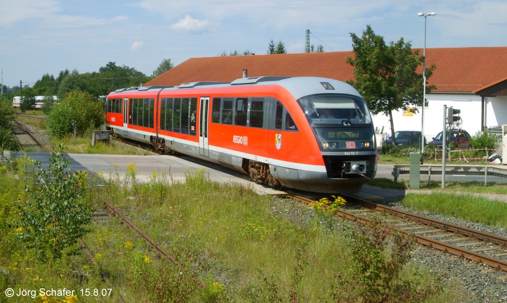 642 112 auf dem Bahnbergang der Nrnberger Strae 14 Jahre nach Bild 681516. Im Hintergrund sieht man am linken Bildrand einen ICE auf der Hauptstrecke Wrzburg-Ansbach-Treuchtlingen.