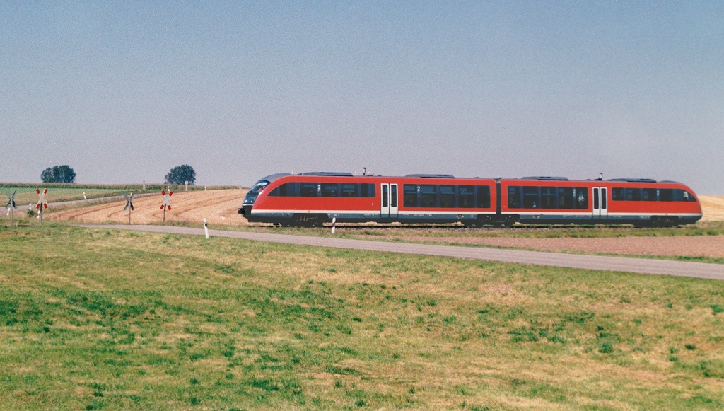 642 114 am 13.9.02 am „technisch nicht gesicherten“ Bahnbergang der Ortsverbindungsstrae Hartershofen - Schweinsdorf. (Blick nach Norden)