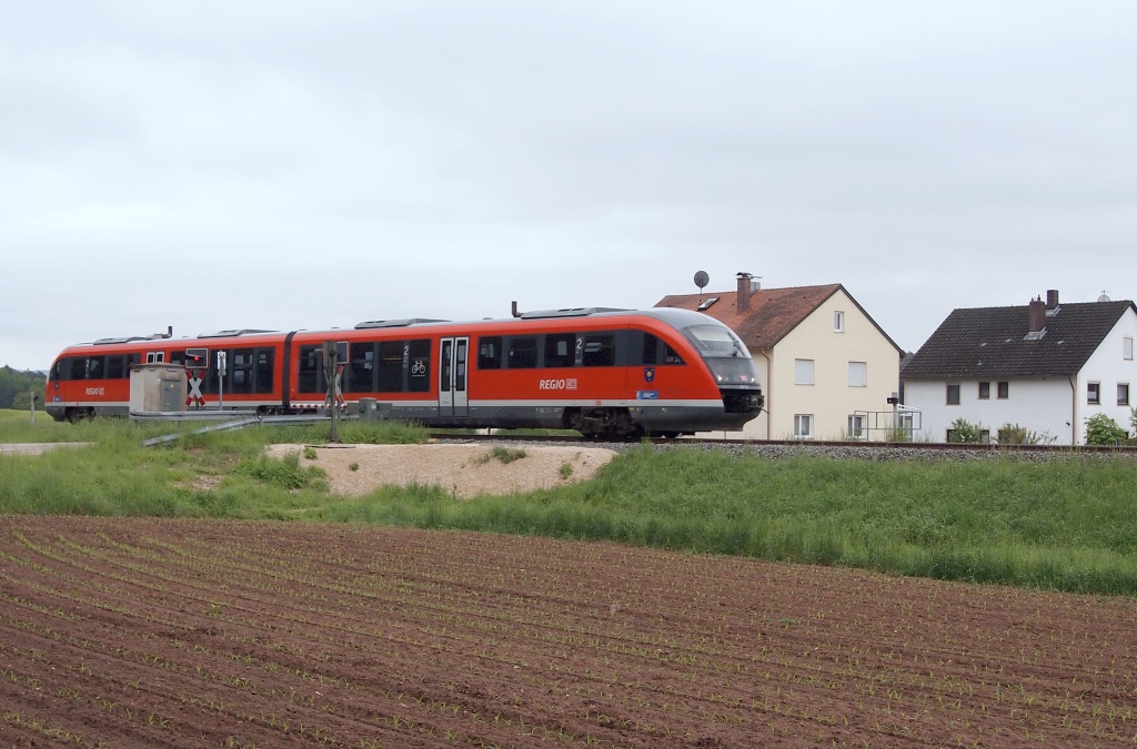 642 116 fhrt am 22.5.13 ber den Bahnbergang nrdlich von St.Veit nach Gunzenhausen.

