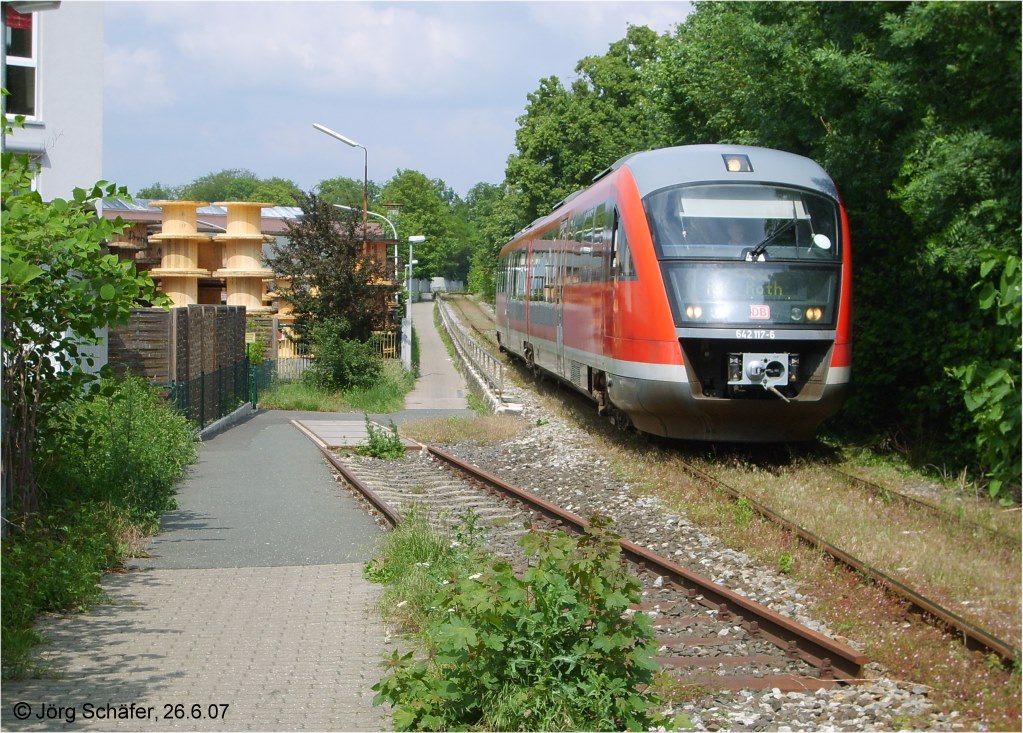 642 117 fhrt am 26.6.07 in Roth bei Strecken-km 1 an einem nicht mehr genutzten Gleisanschluss vorbei zum  Hauptbahnhof .
