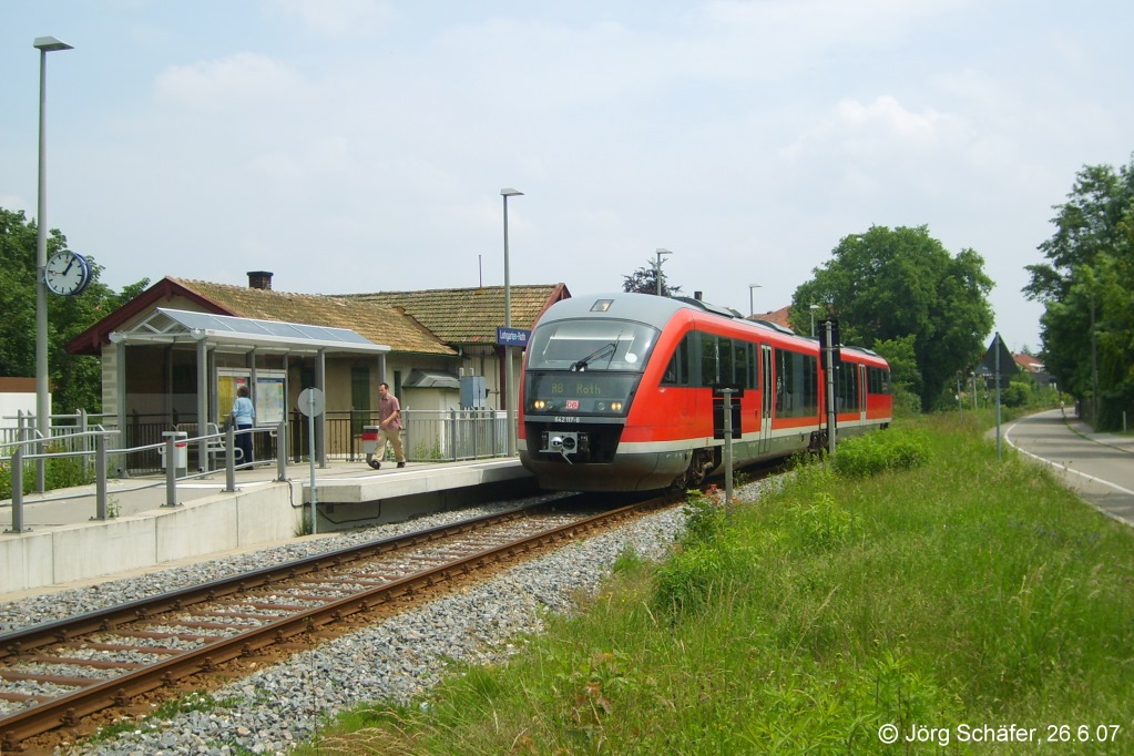 642 117 hlt am 26.6.07 als RB nach Roth „im Lohgarten“. (Blick nach Osten) 